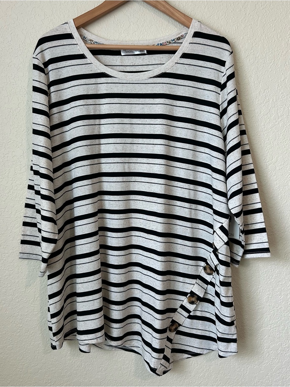 NWT 89th & Madison Striped Button-Accent Women’s Top B/W with Stripes Size 3X